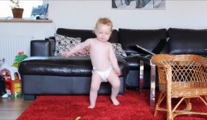 Les pas de danse de ce bambin de 17 mois en couche sont vraiment impressionnants !