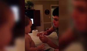 Un garçon fait des tours de magie à son petit frère, la réaction de celui-ci est excellente !