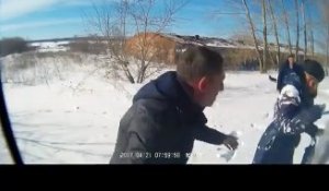 Dangereux d'attendre le bus en russie... Fauché par une voiture