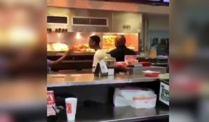 Un jeune homme prend un fast-food pour un distributeur libre-service gratuit !