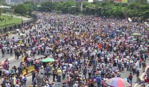 L'opposition bloque une des artères principales de Caracas