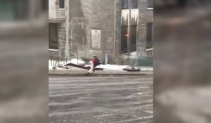 Un homme enchaîne les chutes sur un trottoir gelé