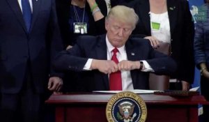 Donald Trump n'arrive pas à ouvrir son stylo et déclenche une guerre sur Photoshop