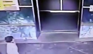Une mère "sauve" sa fille d’un ascenseur en lui mettant… un coup de pied !