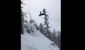 Un skieur fait un backflip du haut du falaise !