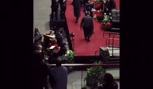 Un jeune homme fait un backflip à sa remises des diplômes !
