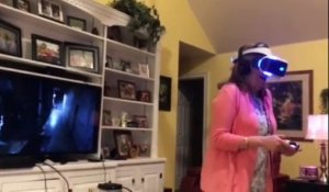 Cette maman pète un cable en jouant à un jeu d'horreur en réalité virtuelle