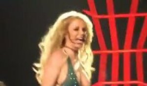 Britney Spears montre un sein  à son public en plein concert !