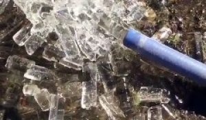 Ce tuyau crache de la glace tellement il fait froid!