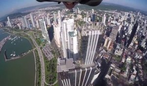 Vol en wingsuit au-dessus d'une ville au Panama !