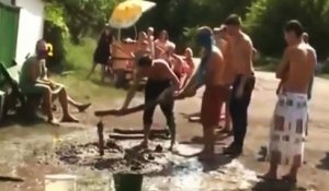 Un russe se reçoit un violent coup de bâton sur le crâne !