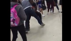 Un agent de sécurité tente de plaquer un lycéen mais tombe sur le mauvais gars