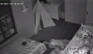 Une maman sort de la chambre de son bébé endormi