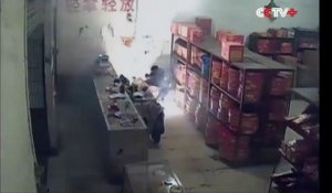 Un homme ivre met le feu à une boutique de feux d’artifice