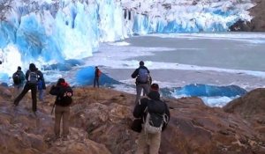 Le moment où un mur de glace gigantesque s'effondre devant des touristes ébahis