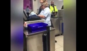 Cet agent de douane vérifie une valise et fait une découverte hallucinante