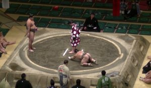 Un sumo KO en une seconde