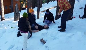 Un jeune homme heurte brutalement un arbre à la suite d’une descente en traîneau