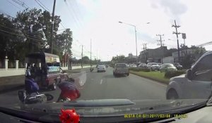 Ce gars en scooter passe tout près de la mort... Crash ridicule mais quel chanceux