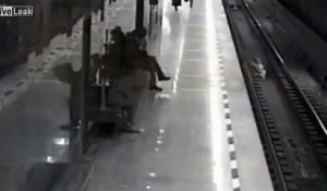 Il se jette sur les rails du métro pour sauver un enfant.