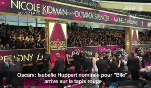 Isabbelle Huppert arrive à la cérémonie des Oscars