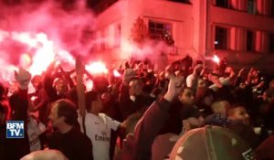 "Merci Paris!"… Les joueurs du PSG acclamés par des supporters à leur retour de Marseille