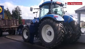 Dinan. Les agriculteurs bloquent l'accès au parking de Lidl