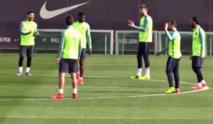 Quand Piqué glisse un petit pont à Umtiti