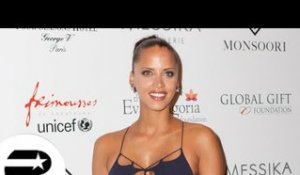 Noémie Lenoir enceinte et radieuse devant Laetitia Casta au Gift Gala