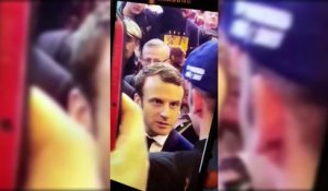 Macron reçoit un oeuf au Salon de l'agriculture