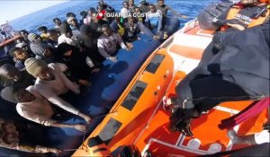 Un millier de migrants secourus au large de la Libye