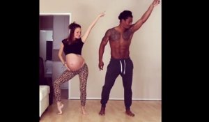 Un couple fait une très belle danse pour l'arrivée de leur bébé !