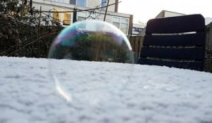 Une bulle de savon gèle dans le froid! magnifique