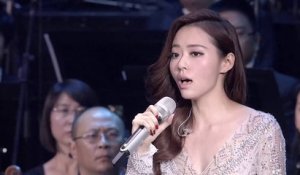 Jane Zhang interprète la Diva Dance du film « Le Cinquième Élément »