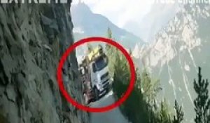 Un camion prend de gros risques en passant sur une route au dessus du vide !