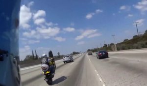 Crash d'un motard en voulant faire une roue arrière à 100km/h sur l’autoroute