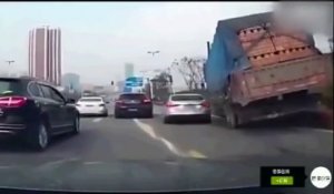 Le contenu d'un camion se renverse sur une voiture