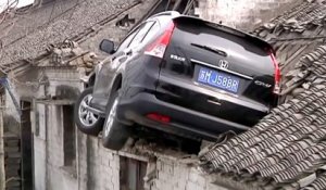 En Chine, une voiture finit sa course sur le toit d'une maison