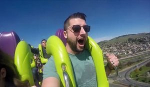 Un passager d'un Rollercoaster récupère une casquette en plein vol