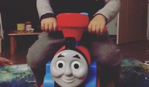 Un enfant fait un Face Swap avec le train Thomas.