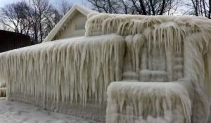 Une maison prise dans la glace suite à la tempête Stella