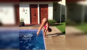 Une jeune nana plutôt athlétique fait une sortie de piscine assez exceptionnelle