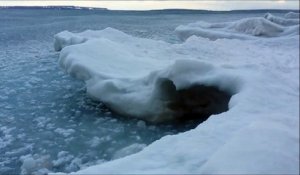 Des vagues de glace deferlent sous le pont Mackinac dans le Michigan