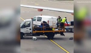 Le personnel au sol de l'aéroport de Luton maltraite les bagages...