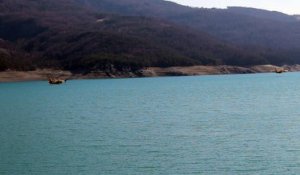 Des Canadairs sur le lac de Serre-Ponçon rechargent afin de lutter contre le feu de forêt de Bayons (04)