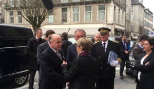 Pau : le Premier ministre Bernard Cazeneuve accueilli à la mairie par François Bayrou