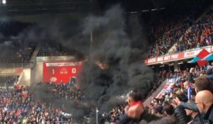 PSV / Ajax - Un nuage de fumée noire va envahir le stade... Dingue