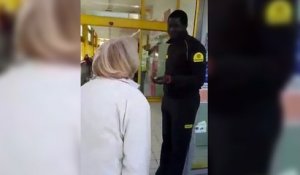Une dame raciste insulte un vigile