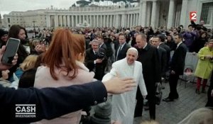 L'incoyable séquence diffusée hier soir où Elise Lucet interpelle le Pape François sur la Place Saint Pierre