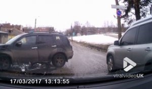 Un motard se prend une voiture en pleine face